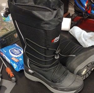 Snow boots Baffin brand for women in size 10 used but in perfect condition